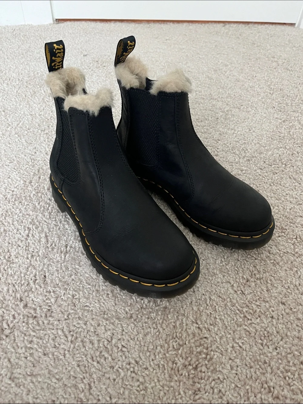 Dr. Martens Black Leather chelsea Fur-Trim Boots size 6